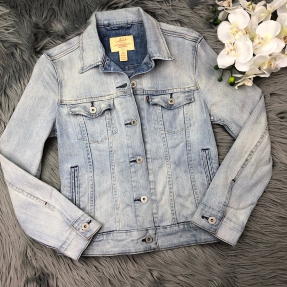 Levi’s light wash denim jacket